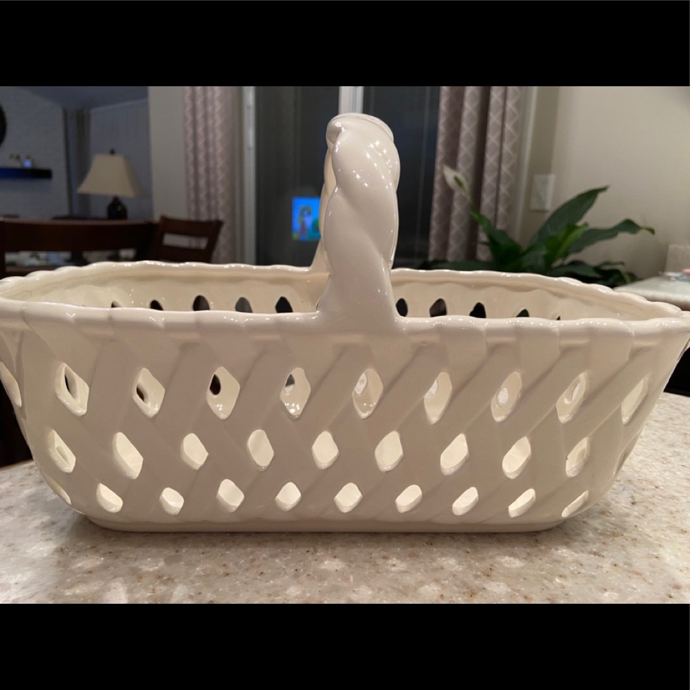 !Ceramic bread basket!!
